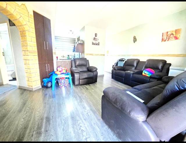 2 BEDROOM TOWNHOUSE FOR SALE IN WINCHESTER HILLS